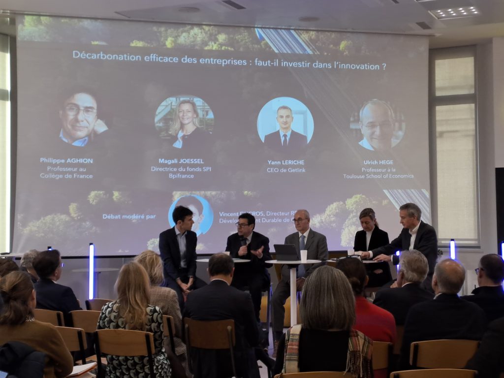 Photo des intervenants lors de la 4ème édition des Rencontres du Climat : Vincent Ducros, Philippe Aghion, Ulrich Hege, Magali Joëssel et Yann Leriche.