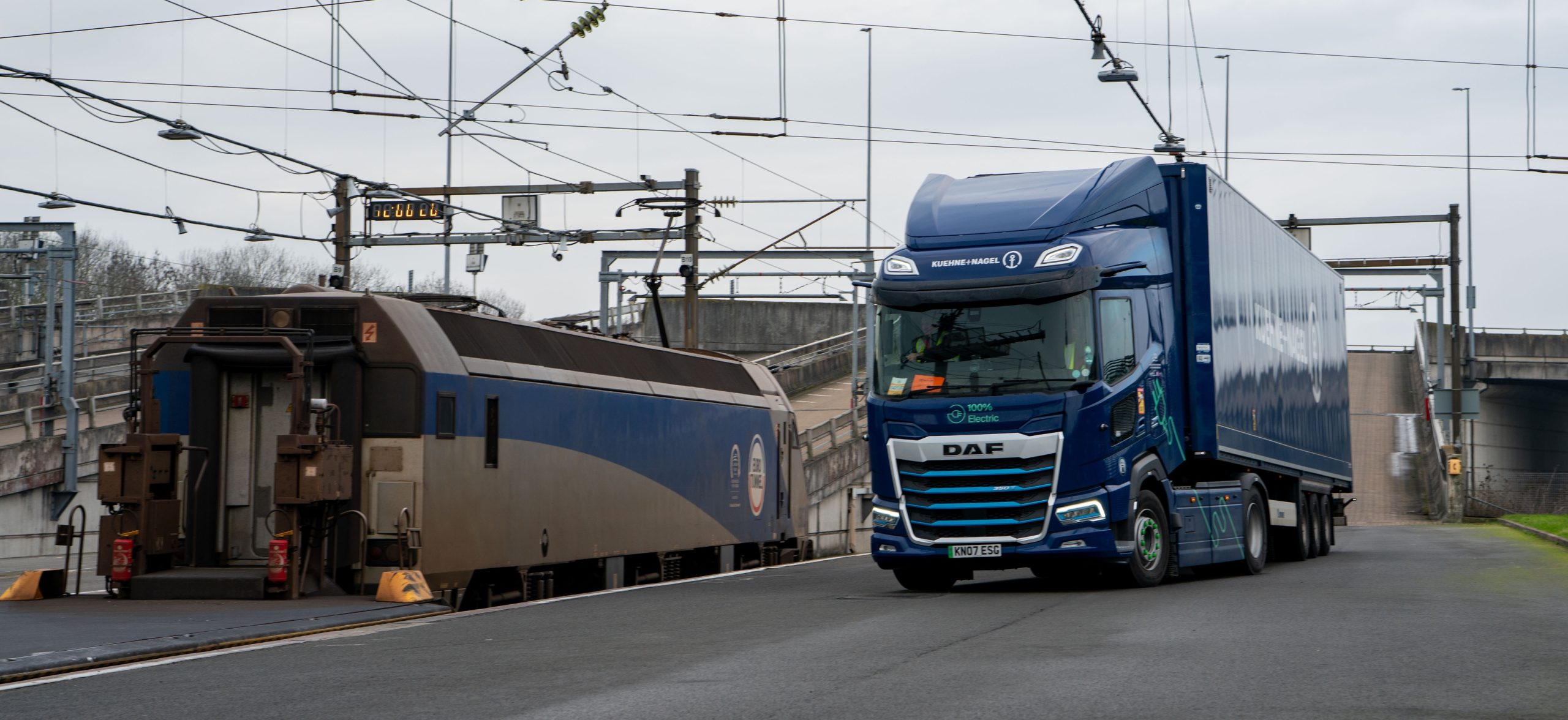Embarquement du camion électrique sur une navette LeShuttle Freight
